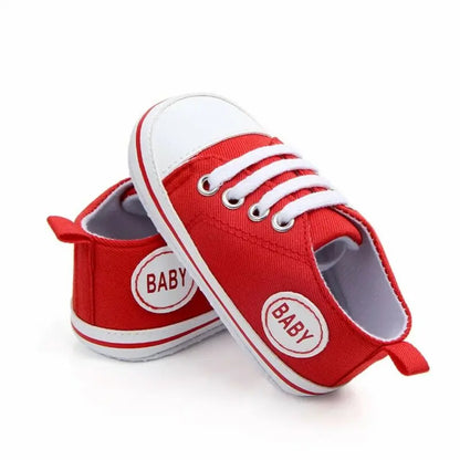 Zapatos de bebé de lona para niños en varias variantes.