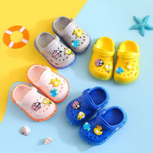 Sandalias de goma multivariante para niños.