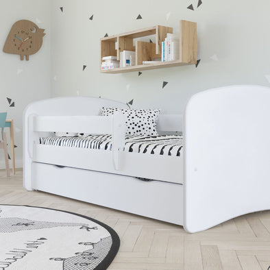 Weißes Bett mit Matratze und Lattenrost